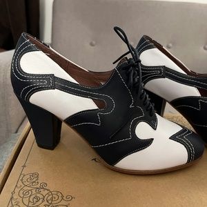 New American Duchess Lulu Oxfords 7.5 White and Navy